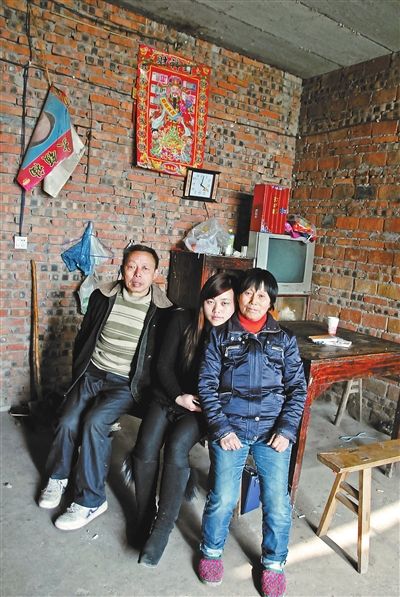 超生女謝先梅(中)、養(yǎng)父謝運(yùn)才（左）、謝運(yùn)才的嫂子唐富秀