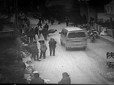 監(jiān)控錄像顯示，劉某側(cè)身行走時(shí)不慎跌倒，王某途經(jīng)此處時(shí)將其扶起（圖中畫圈處） 通訊員 何春地 攝