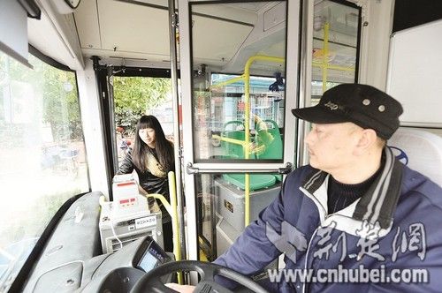 公交司機(jī)在身旁安玻璃門 防止乘客搶方向盤