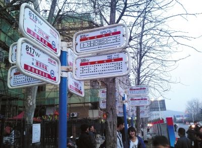 3月16日，江蘇省南京市，眾多乘客在“火車站廣場東”站臺候車。圖/東方IC
