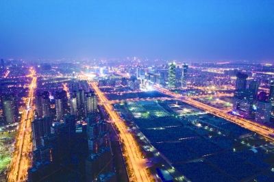 阮忠在青奧中心塔吊上拍攝的南京夜景。本版圖片由阮忠提供