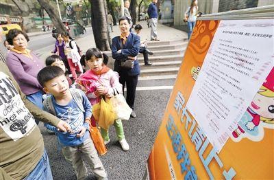 昨日，中華路小學貼出告示，提醒家長不要相信傳言。