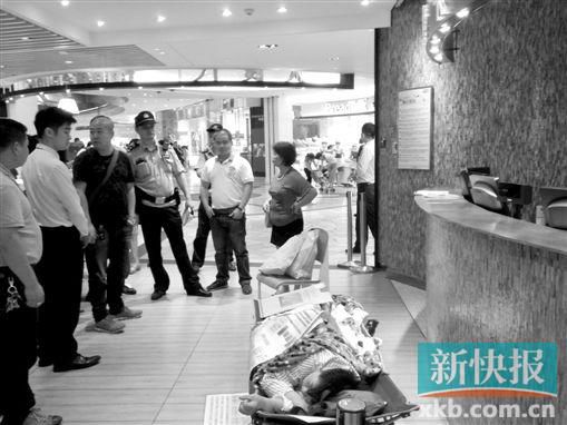昨日，劉姐的行為引來眾人圍觀，警方再次到場進行調(diào)解。