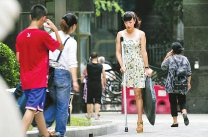 7月11日，阿依穿著高跟鞋在小區(qū)拿快遞。