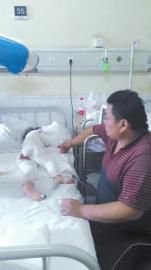 伏登順與女兒在一起。