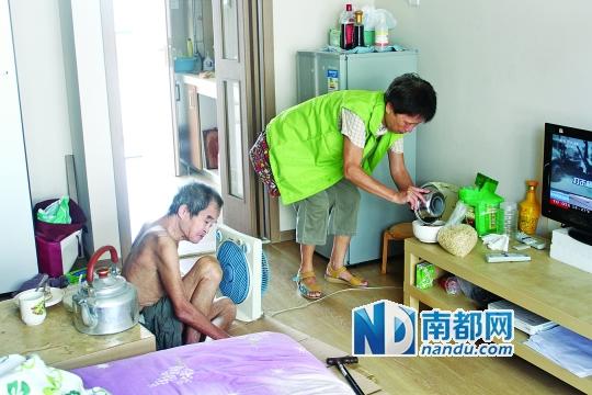 居民徐阿姨去看望何譚送老人，并送去熱湯