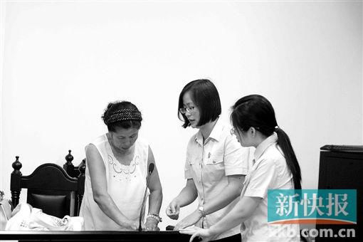 白春榮簽領(lǐng)國家賠償款。通訊員供圖