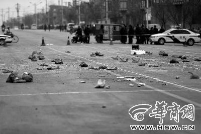 2014年1月6日，在蒲城縣迎賓路，警方在案發(fā)現(xiàn)場(chǎng)路面劃分了86個(gè)方格，提取現(xiàn)場(chǎng)遺留爆炸物品進(jìn)行取證