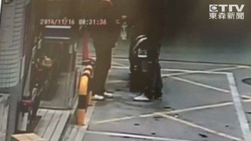 監(jiān)視器拍下男子騎車到加油站買由。圖自東森新聞