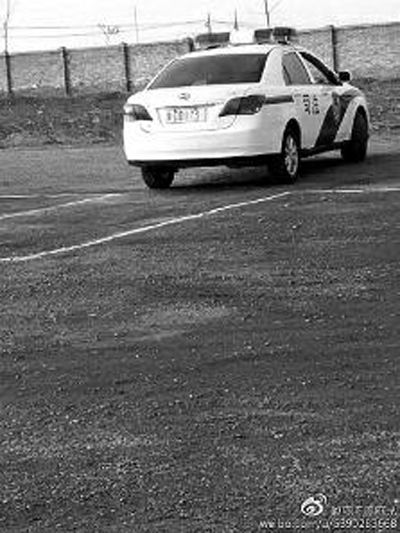 一輛車(chē)牌號(hào) 為“ 陜DD173”的制式警車(chē)停在一個(gè)劃著白線(xiàn)的場(chǎng)地上，車(chē)身標(biāo)有“司法”字樣