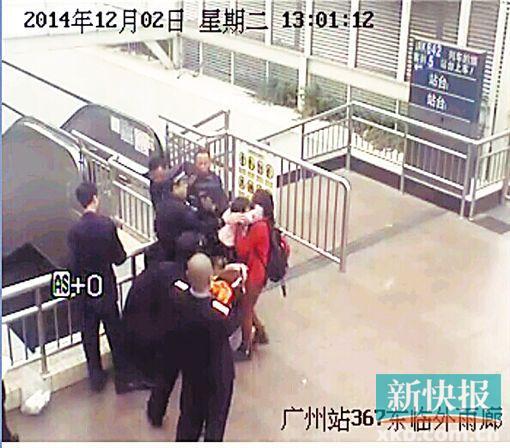 民警果斷將孩子救下,并控制跳樓男子。 通訊員圖(視頻截圖)