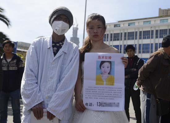 昆明火車站廣場上，24歲的黃習(xí)菊身穿潔白的婚紗，帶著身患白血病的弟弟征婚。