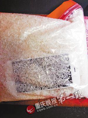落水后，把手機(jī)放進(jìn)大米里吸水