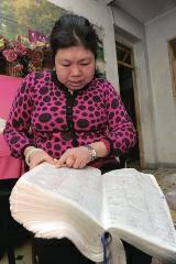 背單詞，是很多學(xué)生學(xué)習(xí)英語時(shí)最頭疼的事兒，而西安51歲大學(xué)英語老師李艷芝在兩年內(nèi)背完《英漢大詞典》22萬個(gè)英語詞匯，學(xué)生稱贊其為一本活的《英漢大詞典》；兒子自小患有自閉癥，生活不能自理，20年前又與丈夫離婚，面對生活的不幸，她秉承“你必須一直向前”的信念。