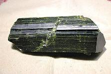 近日，商南縣奇石愛好者潘某在青山鎮(zhèn)鐵礦開采區(qū)發(fā)現(xiàn)一塊疑似綠簾石，有待相關(guān)專家和權(quán)威機(jī)構(gòu)認(rèn)定。