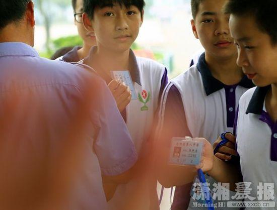 5月26日，岳陽(yáng)縣第八中學(xué)，學(xué)生出校門(mén)時(shí)出示通行證