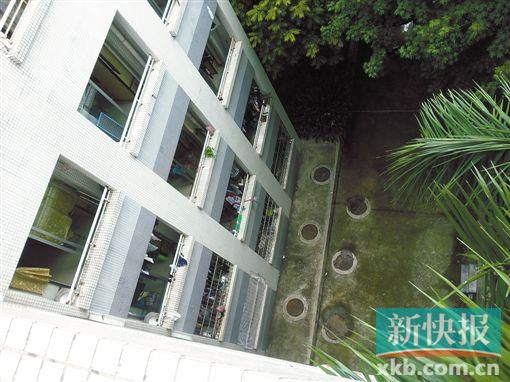 據(jù)目擊者稱,當(dāng)時(shí)墜樓者躺在右排中、下兩個(gè)井蓋中間附近。
