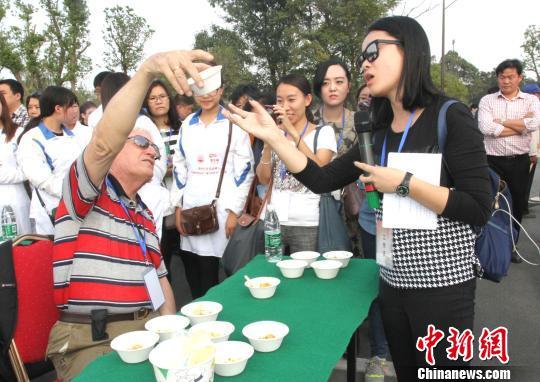 圖為外國友人品嘗揚(yáng)州炒飯。　崔佳明　攝