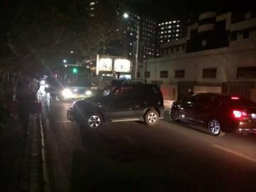 10月22日被推到路面的車(chē)攔住了公交車(chē)。（圖據(jù)網(wǎng)絡(luò)）