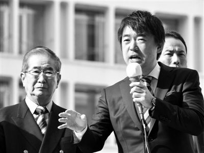 29日，日本著名極右翼分子石原慎太郎（左）和新生代右翼政客橋下徹在東京街頭演講拉票。