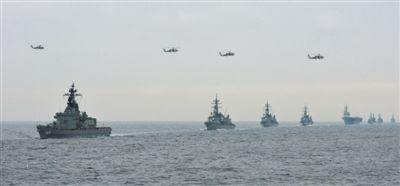 2012年10月14日，日本海上自衛(wèi)隊舉行閱艦式。2013年，日本自衛(wèi)隊時隔11年首增防衛(wèi)預算。資料圖片