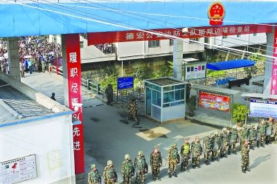 昨日，云南盈江縣那邦鎮(zhèn)邊防站加強(qiáng)戒備 特派記者 賈代騰飛 攝