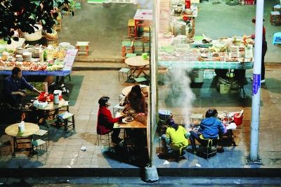 那邦鎮(zhèn)以往熱鬧的夜市，因?yàn)橹芯掃吘车膽?zhàn)亂，而變得冷冷清清 特派記者 賈代騰飛 攝