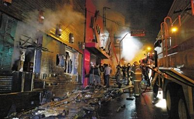 27日凌晨，巴西南里奧格蘭德州圣瑪麗亞市一家夜總會(huì)突發(fā)大火，造成至少245人死亡。圖為消防人員正在現(xiàn)場(chǎng)滅火救援。