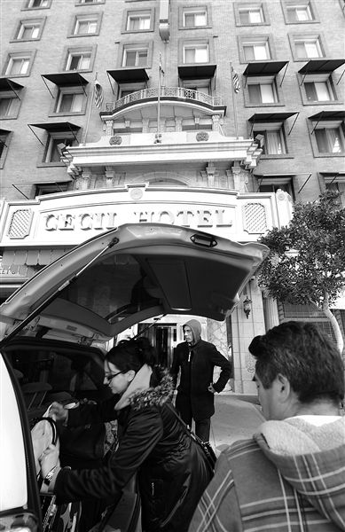 20日，美國洛杉磯，塞西爾酒店房客薩拜娜乘出租車離開酒店。由于擔心水質(zhì)受到污染，目前已有27戶房客離開塞西爾酒店。