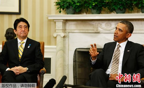 　正在美國(guó)訪問(wèn)的日本首相安倍晉三2月22日在白宮與奧巴馬進(jìn)行首次會(huì)晤。