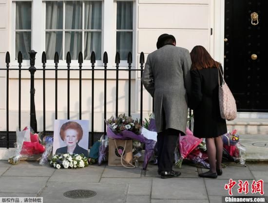 當(dāng)?shù)貢r(shí)間2013年4月8日，英國(guó)倫敦，民眾在英國(guó)前首相撒切爾夫人位于倫敦的住所前進(jìn)行悼念活動(dòng)。