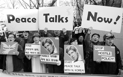 4月12日，韓國示威者在該國國防部前手持克里畫像，反對韓美軍演，要求克里前往朝鮮尋求和平談判。