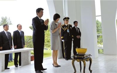 25日，緬甸仰光，安倍偕妻子參拜“二戰(zhàn)陣亡日軍墓”。圖/CFP