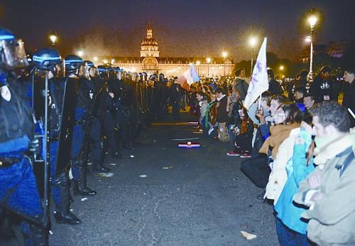 26日，法國反同性戀者與警察形成對峙之勢。