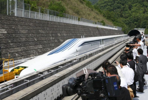 日本最新型磁懸浮列車登場，時速為500公里。