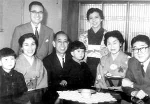 安倍家族推進日本修憲半個多世紀,圖中間為安倍坐在外公岸信介膝上,右一為安倍父親安倍晉太郎,右三為安倍母親安倍洋子。