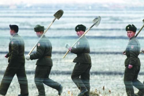 朝軍士兵前往田地支援地方建設(shè)。