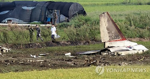 當(dāng)?shù)貢r(shí)間28日下午2時(shí)8分許，韓國(guó)一架空軍教練機(jī)T-50在全羅南道光州市西區(qū)細(xì)荷洞農(nóng)田墜毀。