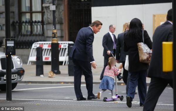 英國首相卡梅倫步行送女兒上幼兒園。