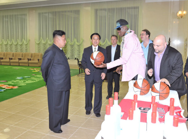 近日，朝鮮最高領(lǐng)導(dǎo)人金正恩已在平壤再次會見并宴請了正在朝鮮訪問的前美國全國籃球協(xié)會(NBA)球星羅德