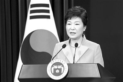 1月6日，韓國總統(tǒng)樸槿惠在首爾總統(tǒng)府青瓦臺(tái)舉行的新年記者會(huì)上發(fā)言。新華社發(fā)