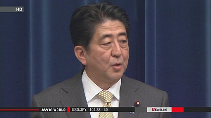 日本首相安倍晉三出發(fā)前往瑞士前接受記者采訪。