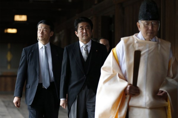 當(dāng)?shù)貢r間2013年12月26日，日本東京，日本首相安倍晉三抵達(dá)靖國神社。