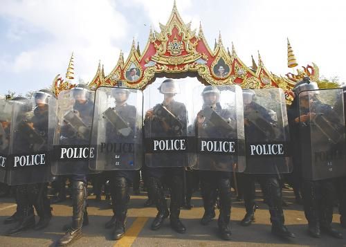 14日在泰國曼谷，政府出動數(shù)千名防暴警察，以奪回政府大樓和其他 泰數(shù)千防暴警察和平清場 被示威者占領(lǐng)的區(qū)域。