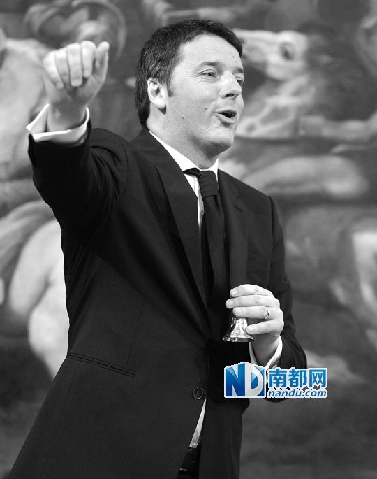 2月22日，在意大利羅馬總理府，新任總理馬泰奧·倫齊搖鈴象征正式行使總理權(quán)力。