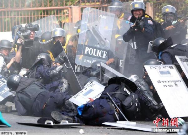 當?shù)貢r間2月18日，泰國曼谷警方與示威者發(fā)生沖突。