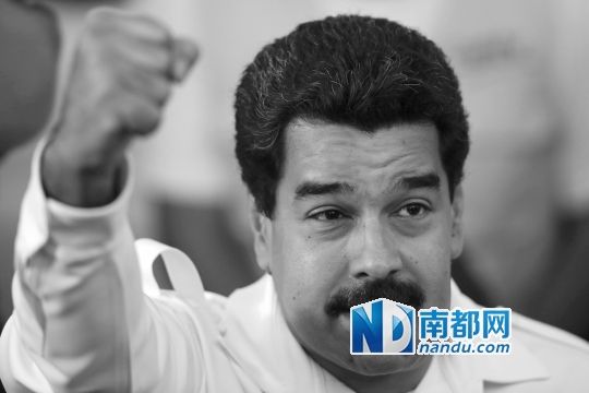 委內(nèi)瑞拉總統(tǒng)馬杜羅向支持者致意。