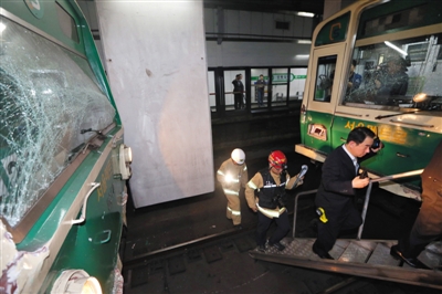 5月2日，韓國首爾，首爾2號線地鐵去往蠶室方向的一趟列車在上往十里站撞上了一趟?？吭谡緝?nèi)的列車。