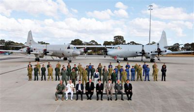 4月29日，參與搜尋馬航失聯(lián)客機(jī)的多國(guó)軍人和軍機(jī)在珀斯皮爾斯空軍基地合影。5月1日，馬航宣布搜尋進(jìn)入新階段，重點(diǎn)將借助不同技術(shù)擴(kuò)大海底搜尋。