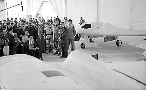 　哈梅內(nèi)伊（中）11日參觀伊朗版RQ-170無人機。